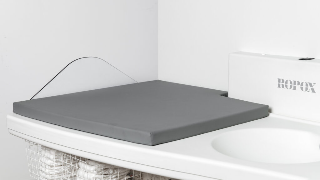 Maxi2 daycare changing table