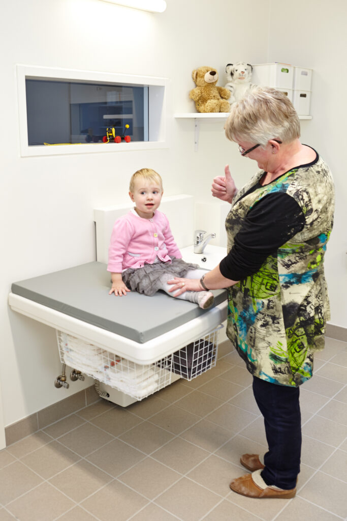 daycare changing table with electric height adjustment
